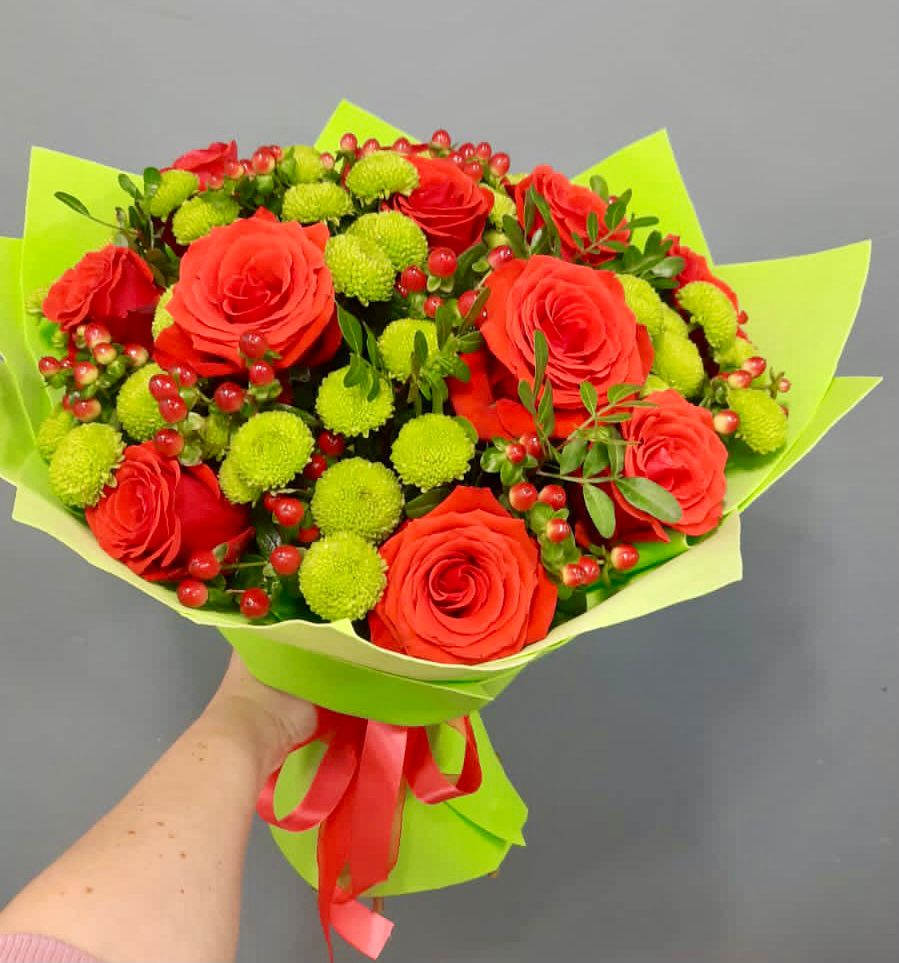 Букет цветов из: Хризантемы и Розы в Комаровском