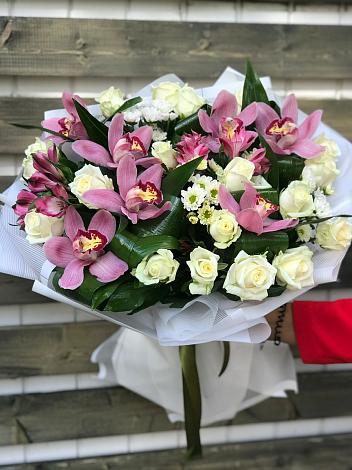 Букет цветов из: Розы и Хризантемы в Комаровском