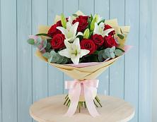 Букет цветов из:  Лилии и Розы в Комаровском