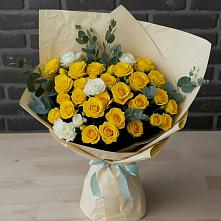 Букет цветов из:  Розы в Комаровском