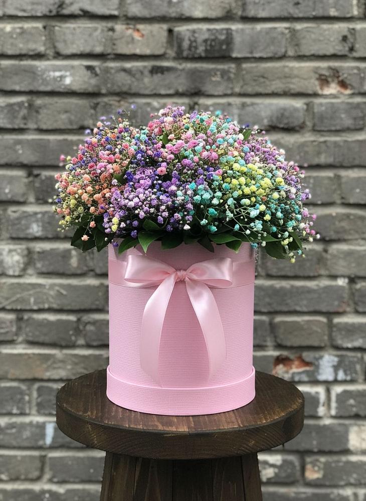 Цветочная композиция из Гипсофила и Розы в шляпной коробке в Комаровском