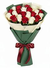 Букет Микс из красных и белых роз в Комаровском