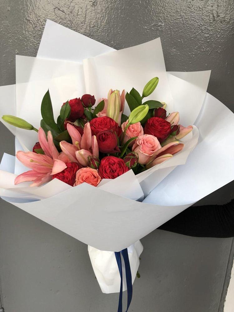 Букет цветов из: Лилии и Розы в Комаровском