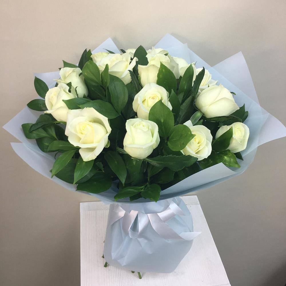 Букет 15 Белых роз Проуд в Комаровском