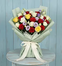 Букет цветов из:  Розы в Комаровском