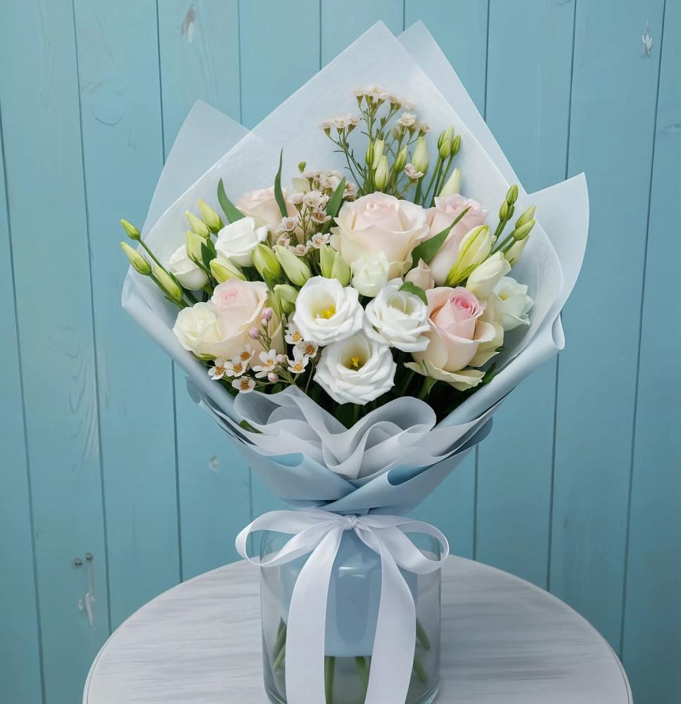 Букет цветов из: Розы и Лизиантусы в Комаровском