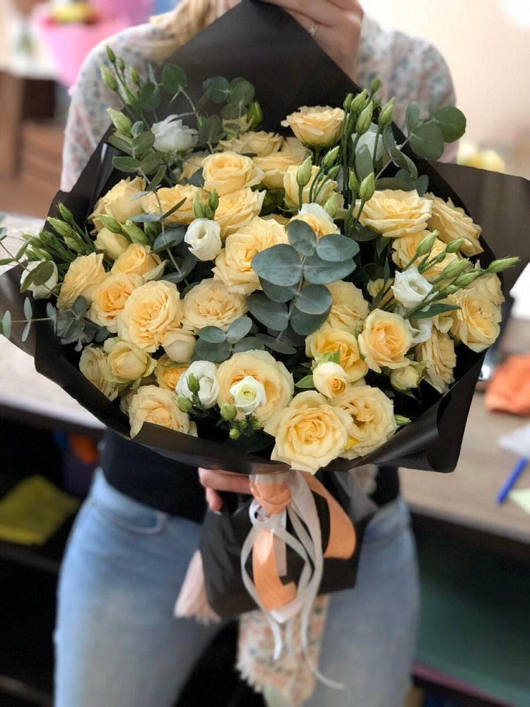 Букет цветов из: Розы и Лизиантусы в Комаровском