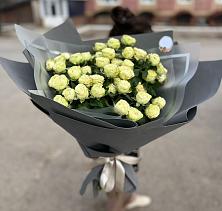 Букет Белые кустовые розы Солинеро в Комаровском