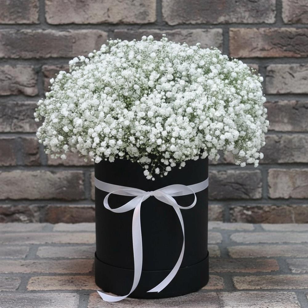 Цветочная композиция из Гипсофила в шляпной коробке в Комаровском