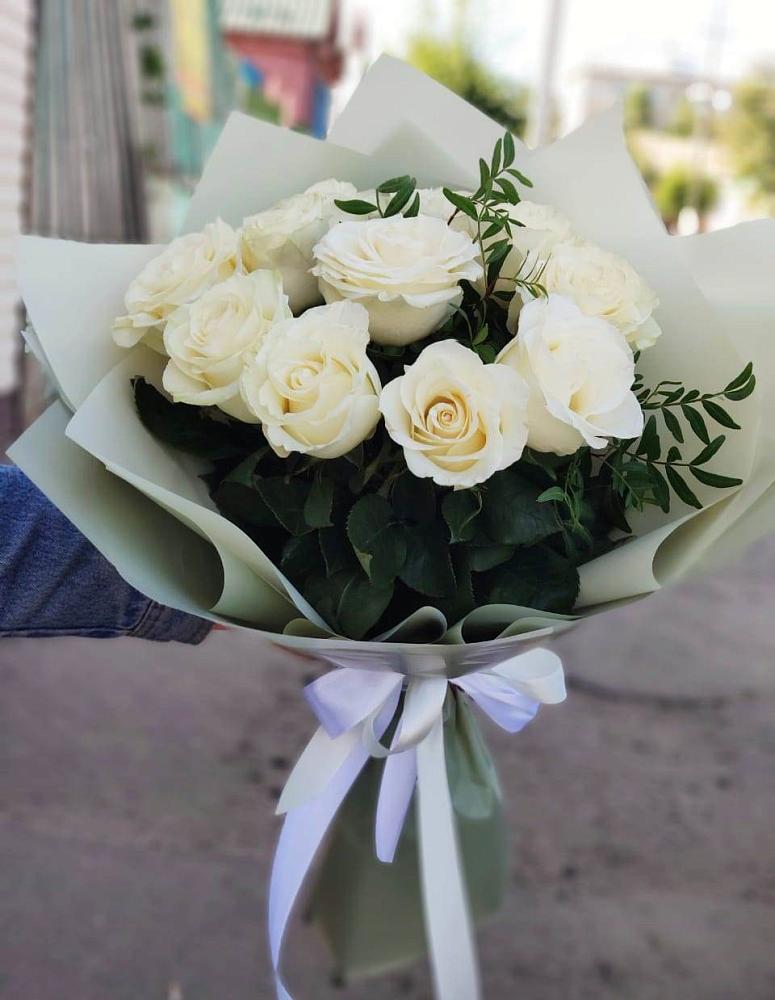 Букет Белые розы Проуд в Комаровском
