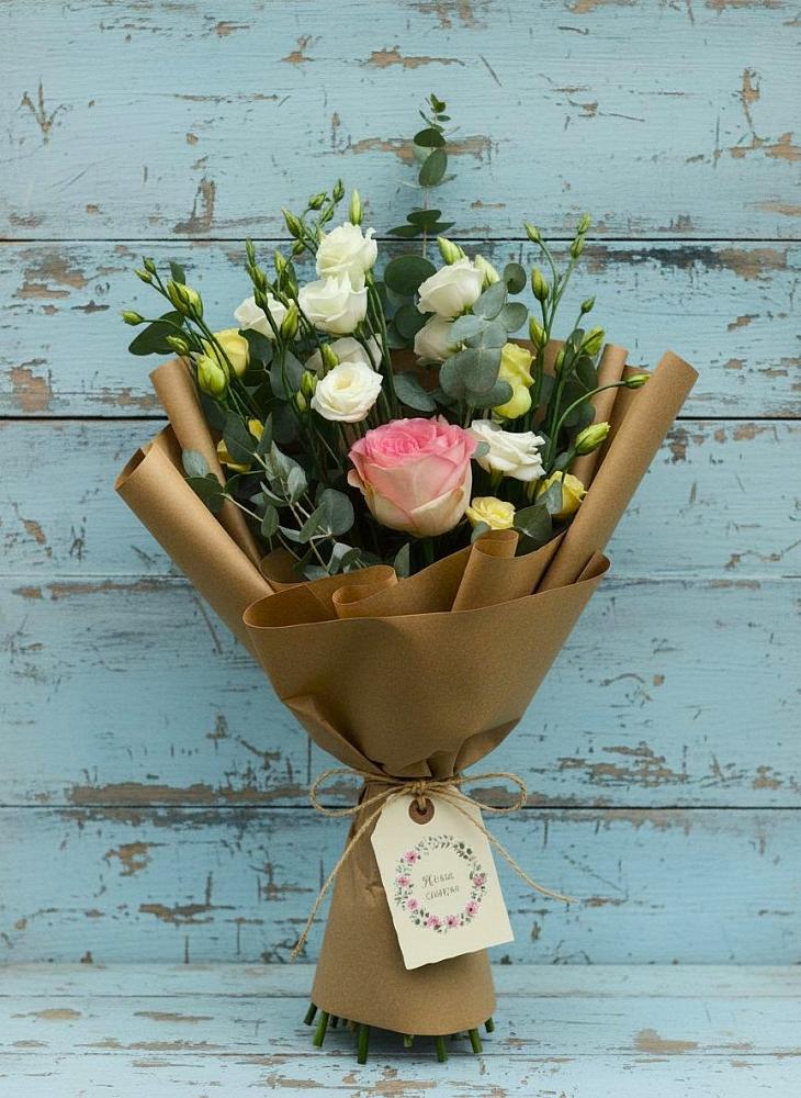 Букет цветов из: Розы и Лизиантусы в Комаровском