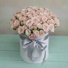 Цветочная композиция из Розы в шляпной коробке в Комаровском