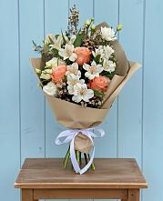 Букет цветов из:  Альстромерии, Лизиантусы, Розы и Хризантемы в Комаровском