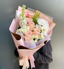 Букет цветов из:  Хризантемы и Розы в Комаровском