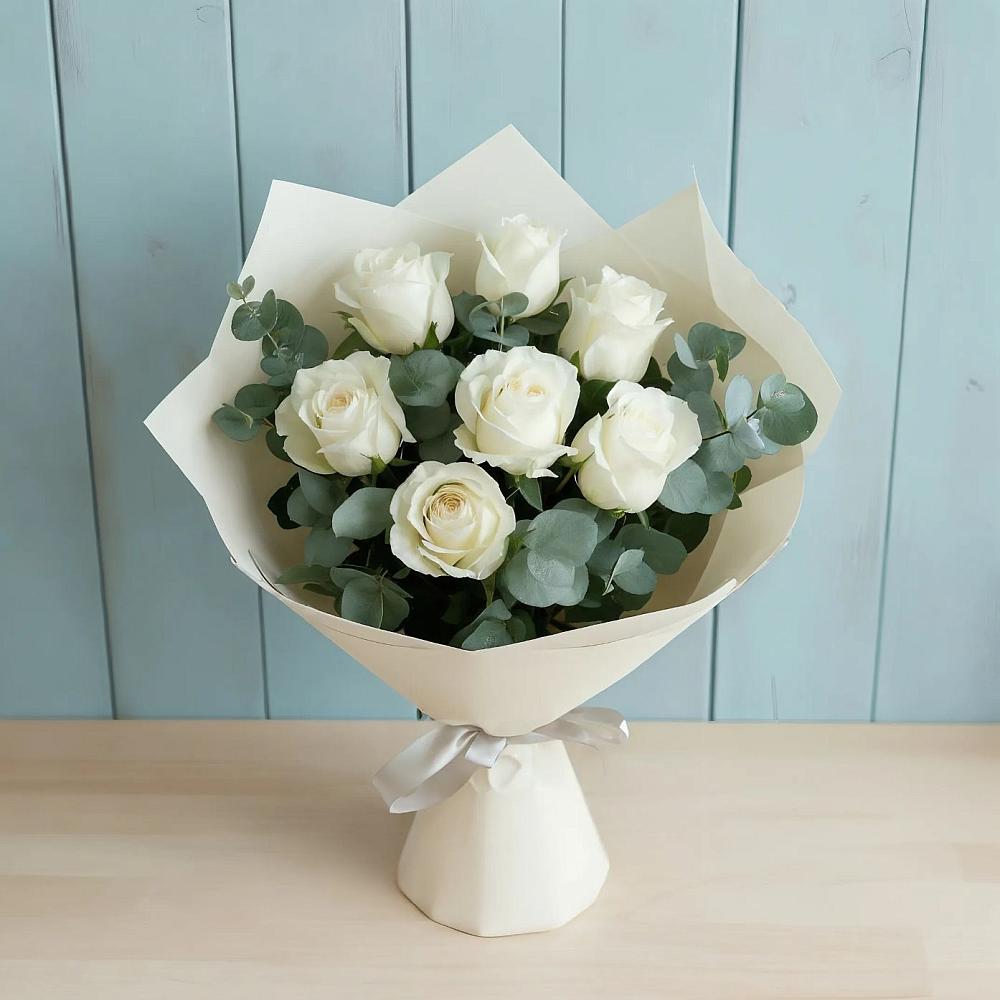 Букет Белые розы в Эвкалипте в Комаровском