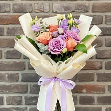 Букет цветов из:  Лизиантусы и Розы в Комаровском