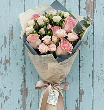 Букет цветов из:  Розы в Комаровском