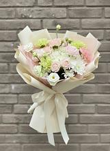 Букет цветов из:  Гвоздики, Розы, Лизиантусы и Хризантемы в Комаровском