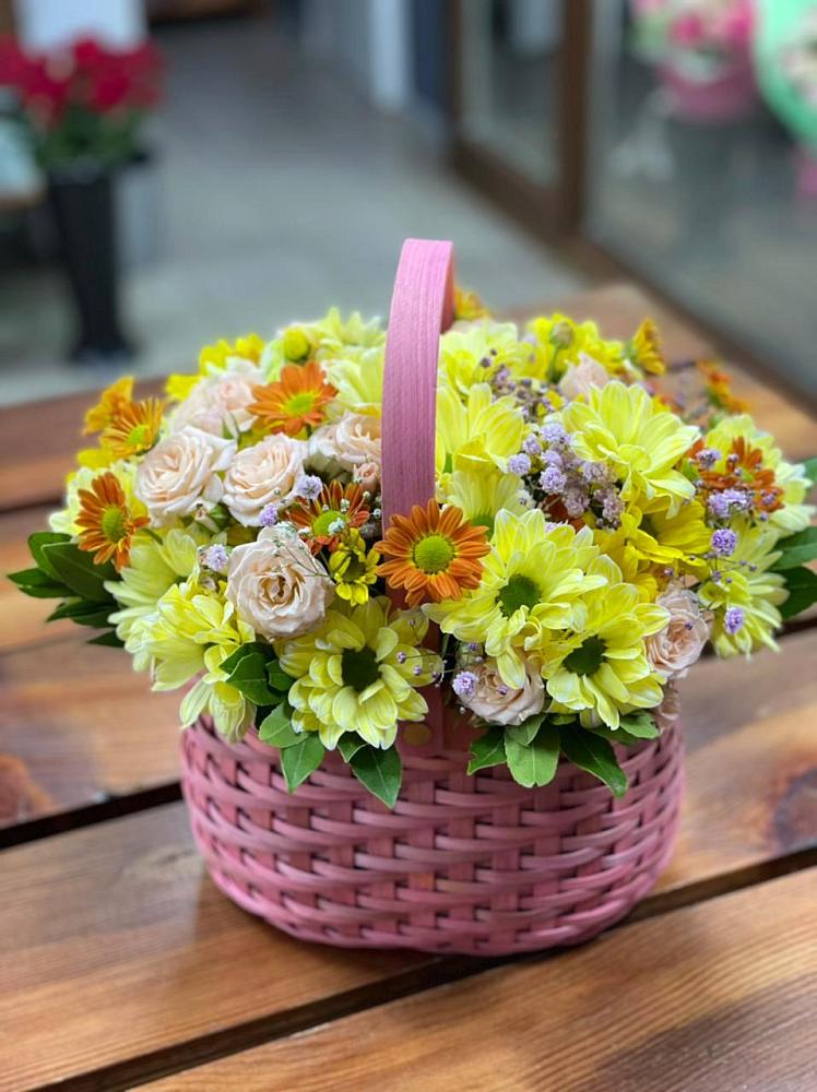 Цветочная композиция из Хризантемы и Розы в корзине в Комаровском