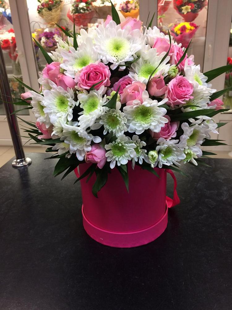 Цветочная композиция из Розы и Хризантемы в шляпной коробке в Комаровском