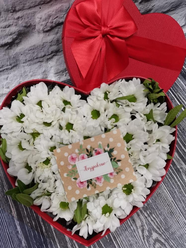 Цветочная композиция из Хризантемы в виде сердца в Комаровском