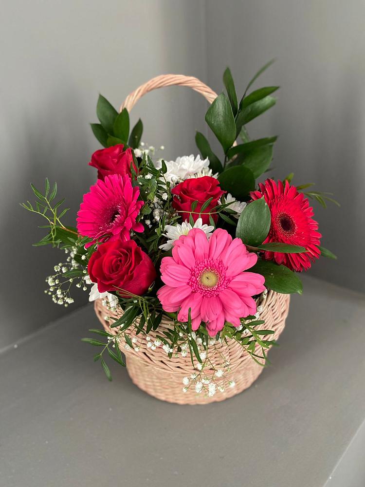Цветочная композиция из Розы, Хризантемы и Герберы в корзине в Комаровском