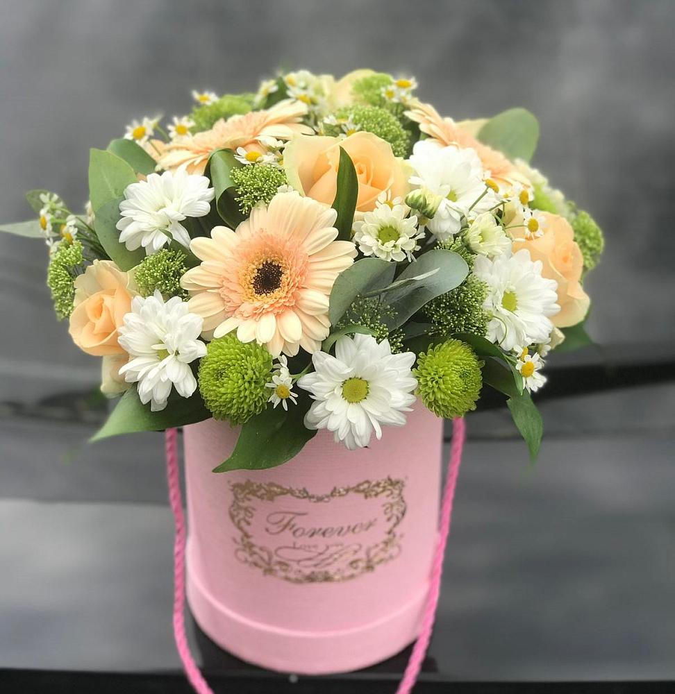 Цветочная композиция из Розы, Герберы и Хризантемы в шляпной коробке в Комаровском