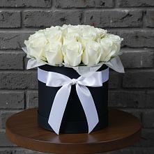 Цветочная композиция из Розы в шляпной коробке в Комаровском