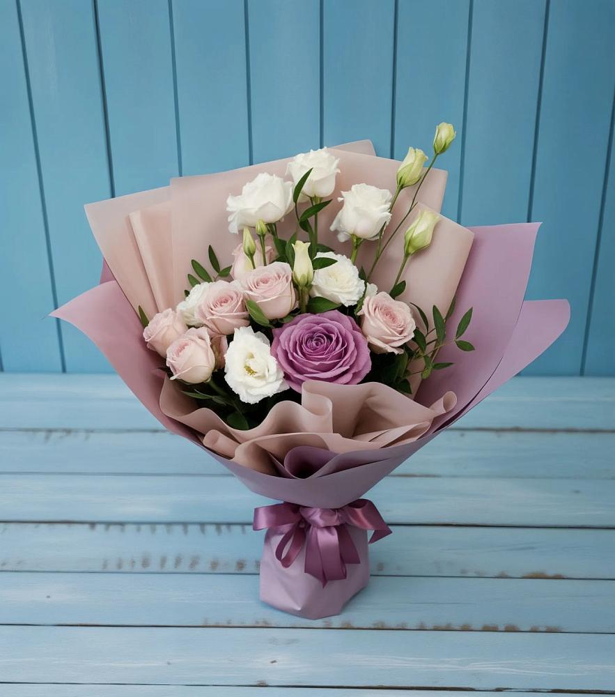 Букет цветов из: Розы и Лизиантусы в Комаровском